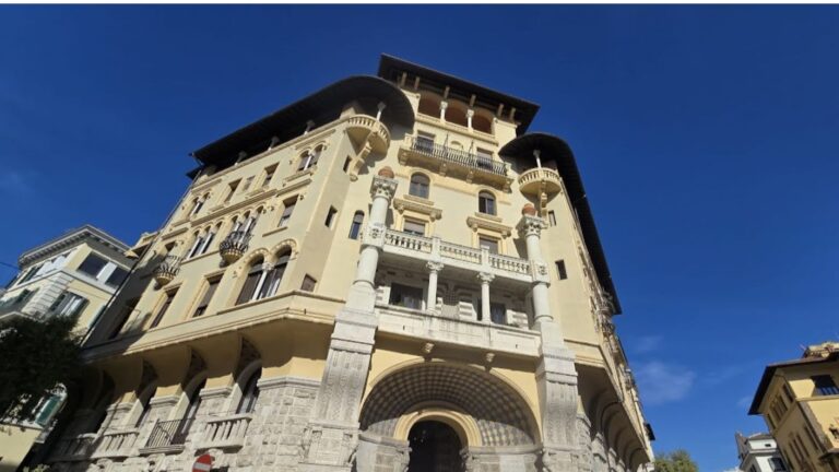 Palazzo decorato nel Quartiere Coppedè a Roma, caratterizzato da elementi architettonici eclettici e dettagli artistici raffinati.