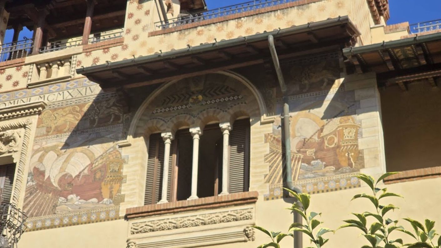Dettaglio finestra di un villino delle fate al quartiere Coppedè a Roma.
