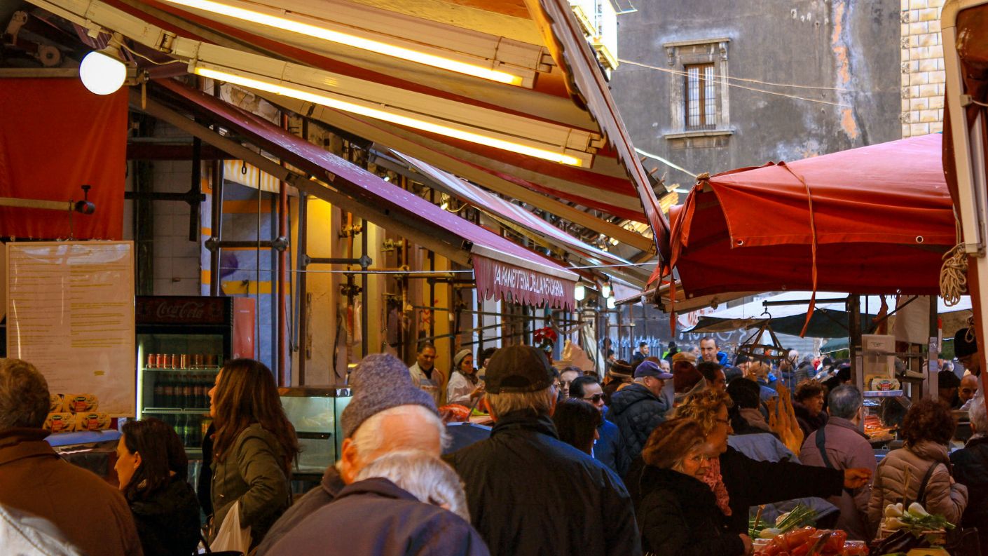 Foto di persone al mercato di Catania, in Sicilia