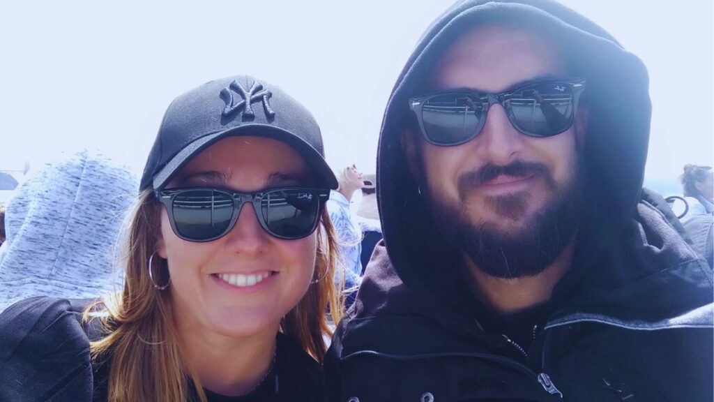 Io e mio marito sorridenti durante il nostro viaggio di nozze a San Francisco