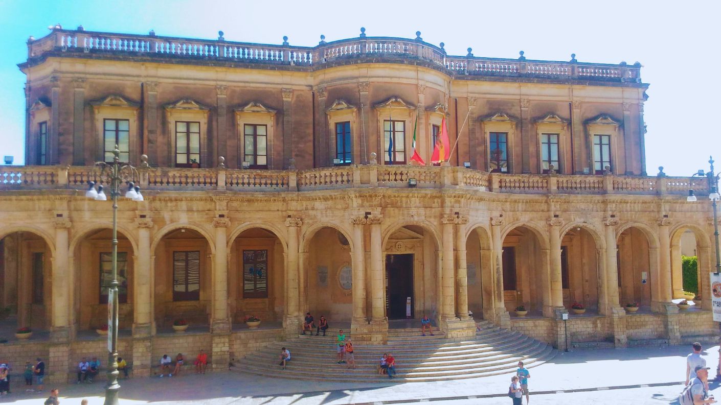 Veduta di storico palazzo a Noto, in Sicilia.