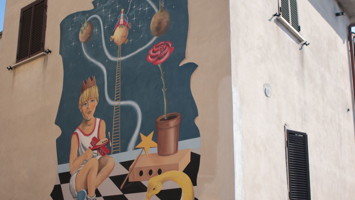Murales del Piccolo Principe a Sant'Angelo di Roccalvecce, il Paese delle Fiabe in provincia di Viterbo, parte del percorso artistico dedicato alle fiabe.