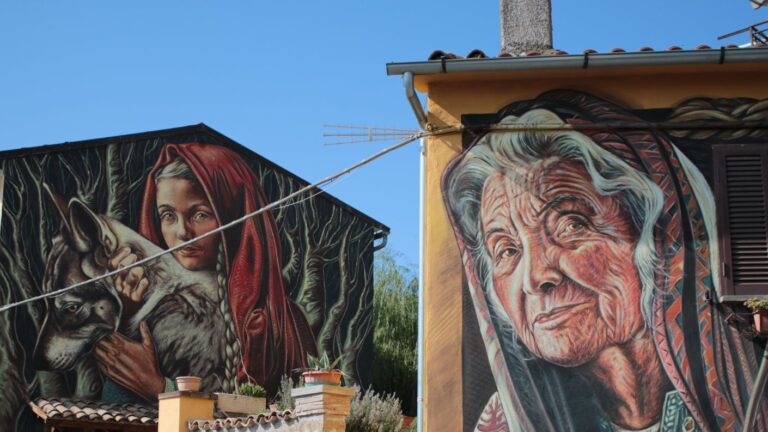 Murales di Cappuccetto Rosso e di donna anziana a Sant'Angelo di Roccalvecce.