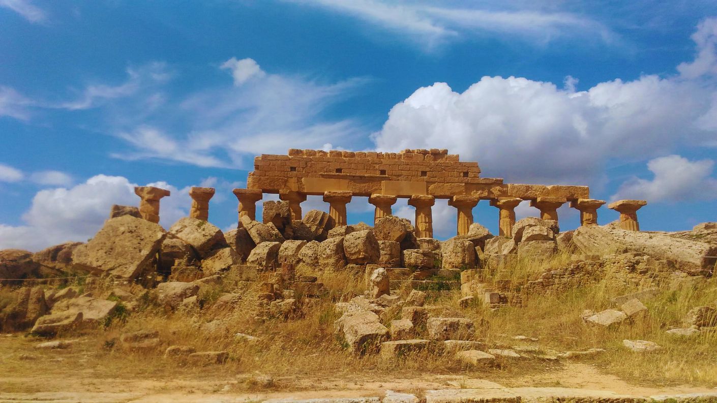 Veduta dei resti nella Valle dei Templi, in Sicilia.