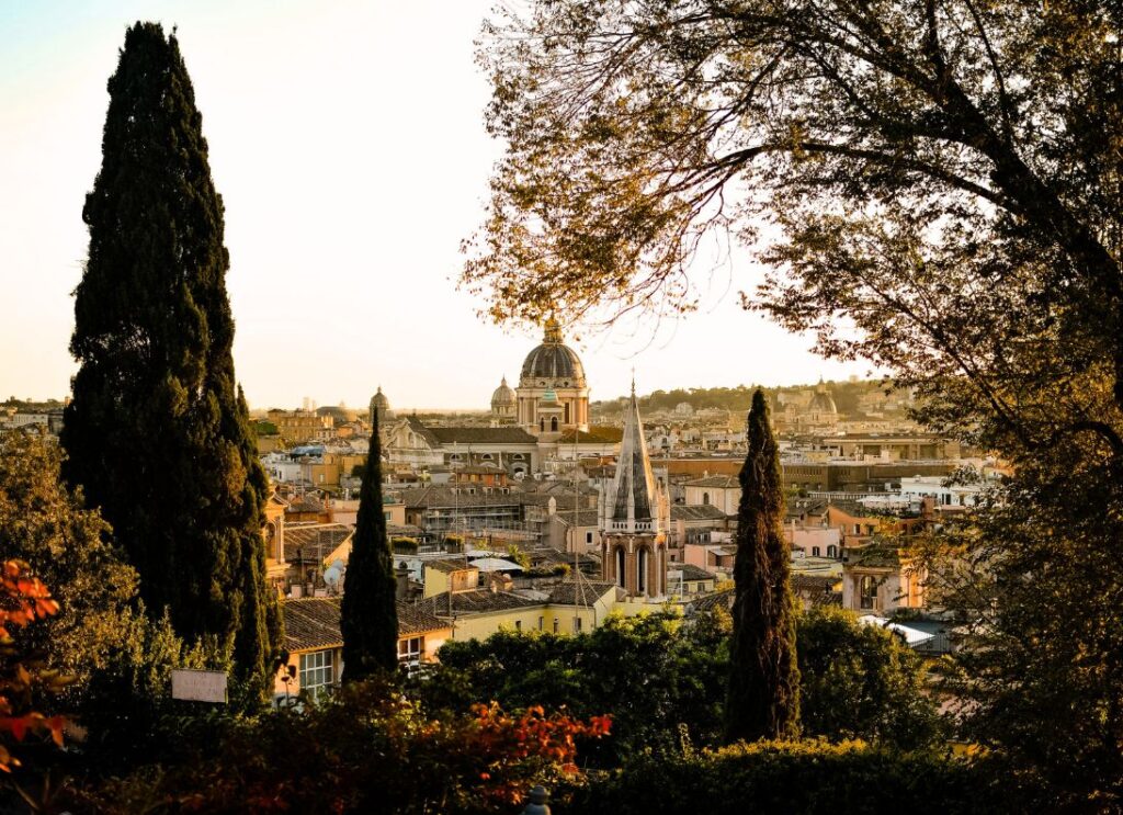 Vista panoramica di Roma al tramonto con la cupola di San Pietro sullo sfondo