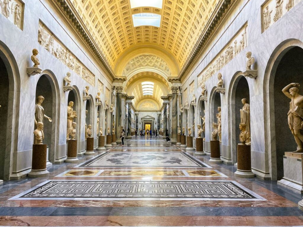 Galleria dei Musei Vaticani con statue e soffitto decorato