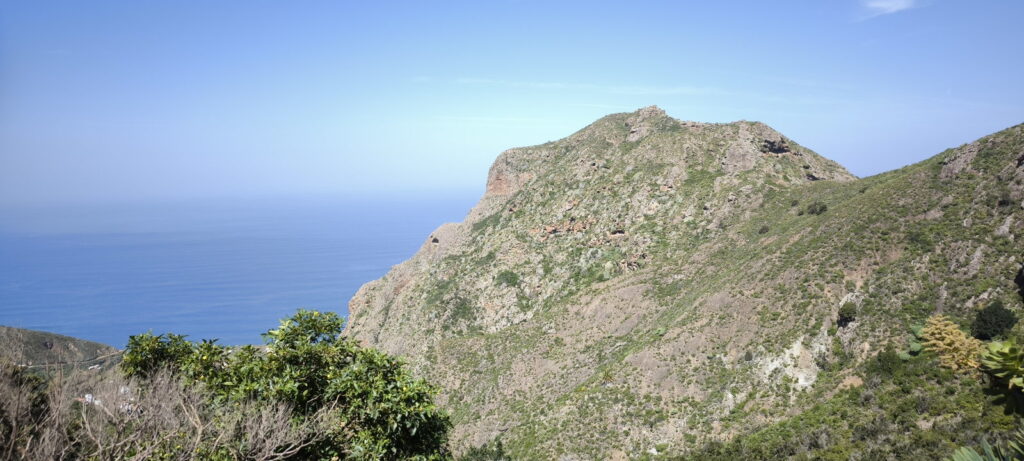 Rocce con mare sullo sfondo ad Anaga