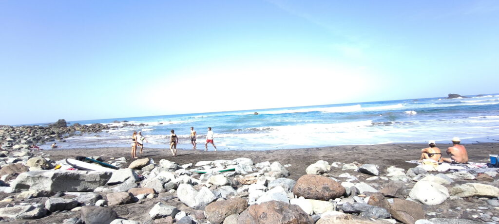 scogli e mare alla spiaggia del Benjo, a Tenerife
