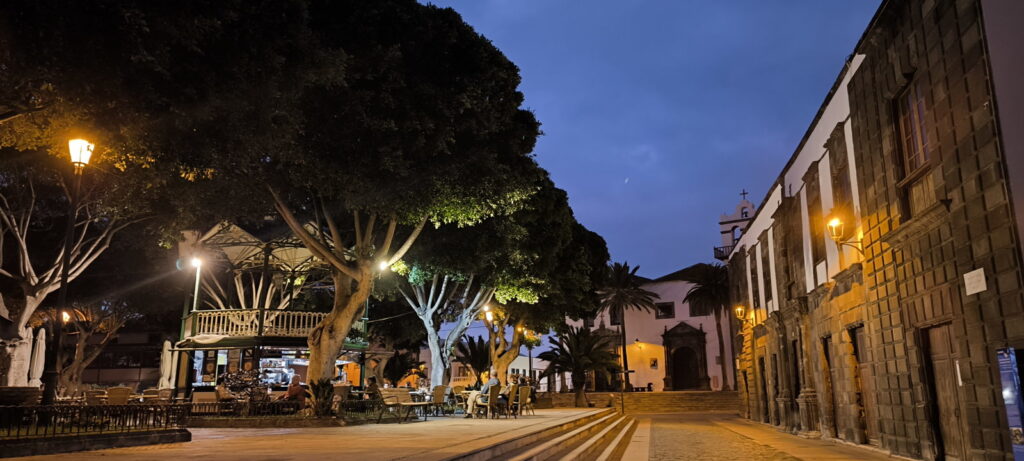 Veduta della piazza centrale di Garachico di sera