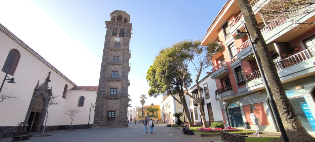 Piazza e torre a San Cristobal de la Laguna