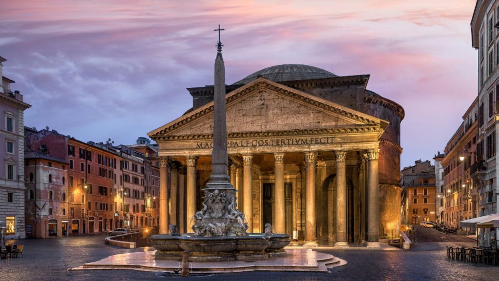 Veduta di piazza del Pantheon a Roma al tramonto