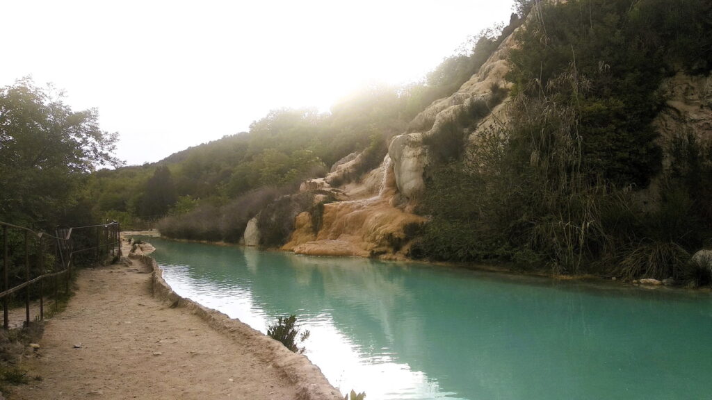 Pozza termale lungo il torrente Orcia nei pressi di Bagno Vignoni.