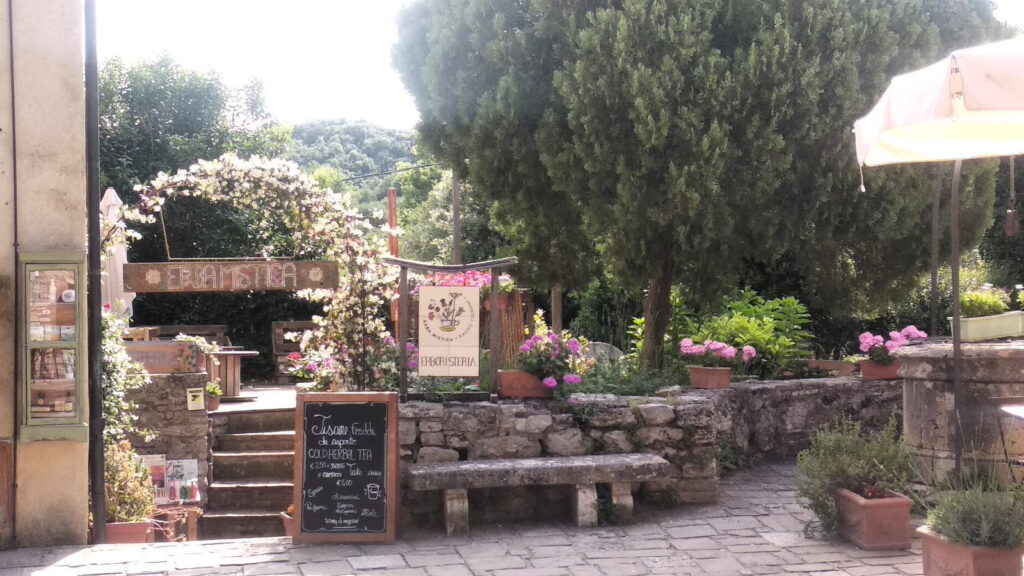 Erboristeria nel centro storico di Bagno Vignoni tra fiori e piante aromatiche.