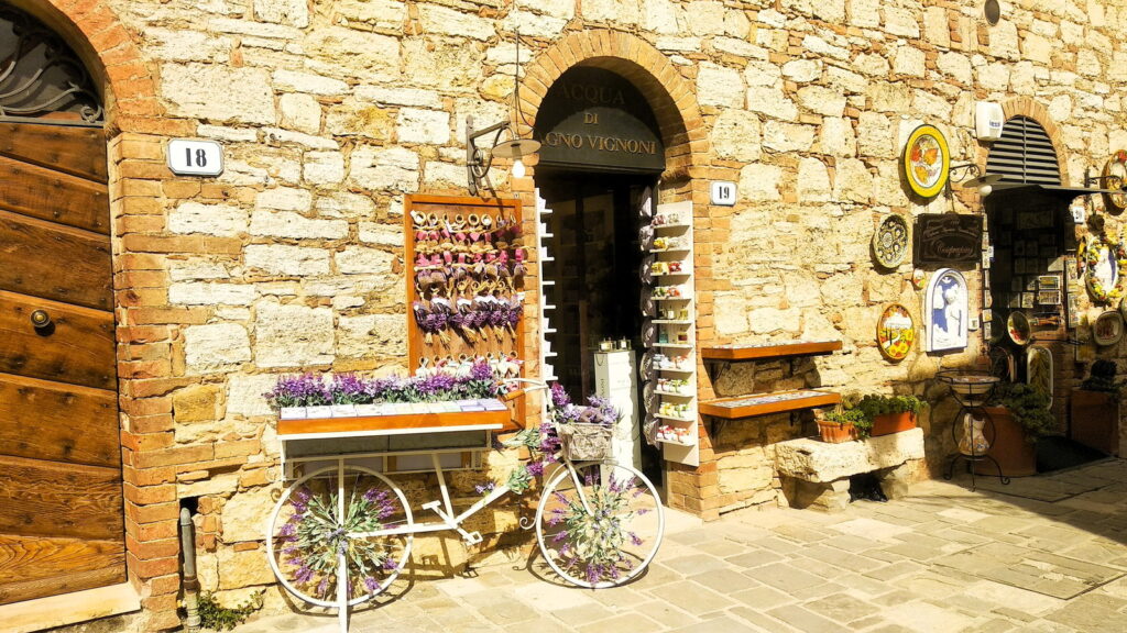 Negozio di prodotti tipici e souvenir nel centro storico di Bagno Vignoni