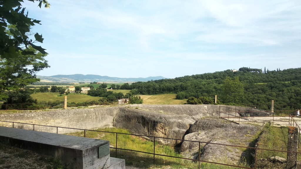 Parco dei Mulini di Bagno Vignoni con gli antichi canali termali e panorama sulla Val d'Orcia