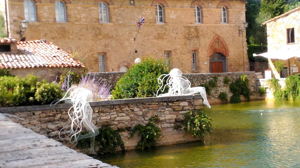 Vasca di Bagno Vignoni in Toscana con istallazioni artistiche