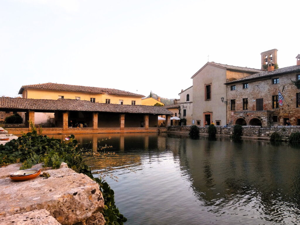 Vasca di Bagno Vignoni in Val d'Orcia, in Toscana.