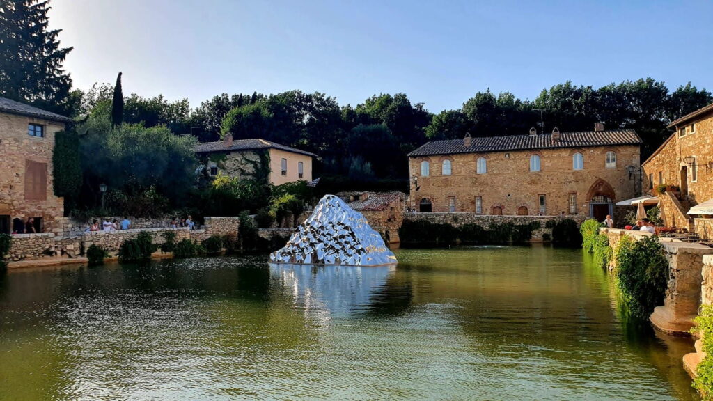 Installazione artistica nella vasca termale della Piazza delle Sorgenti a Bagno Vignoni.