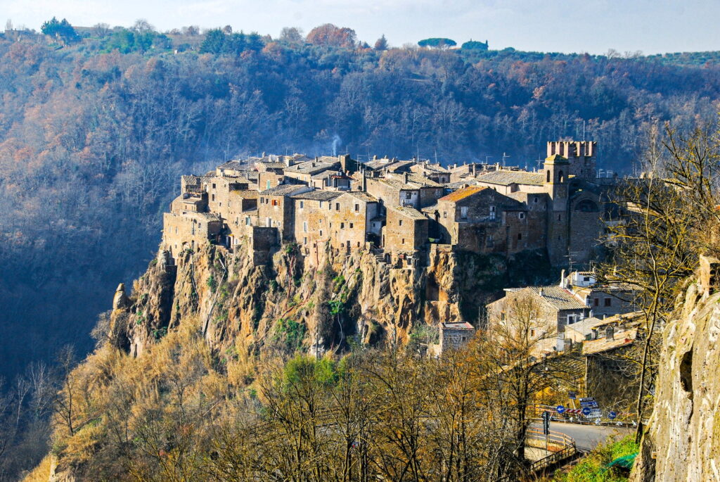 Veduta del borgo di Calcata, nella parco della Valle del Treja nel Lazio