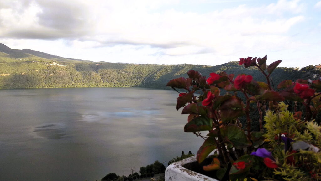 Veduta del lago da Castel Gandolfo con vaso di fiori.