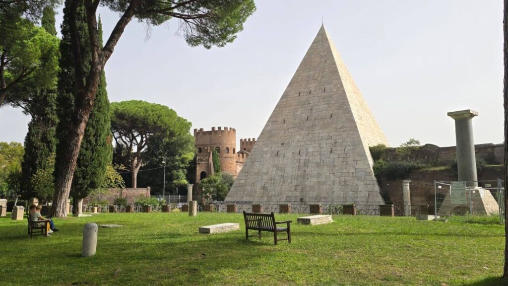 Veduta della Piramide Cestia dal cimitero acattolico a Roma
