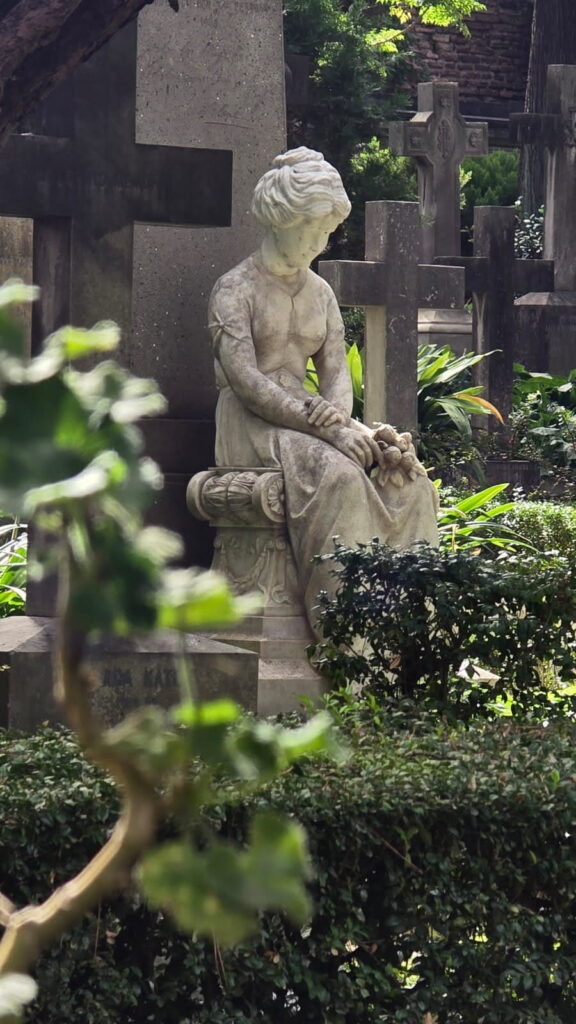 Statua di donna con fiori in mano al cimitero acattolico a Roma