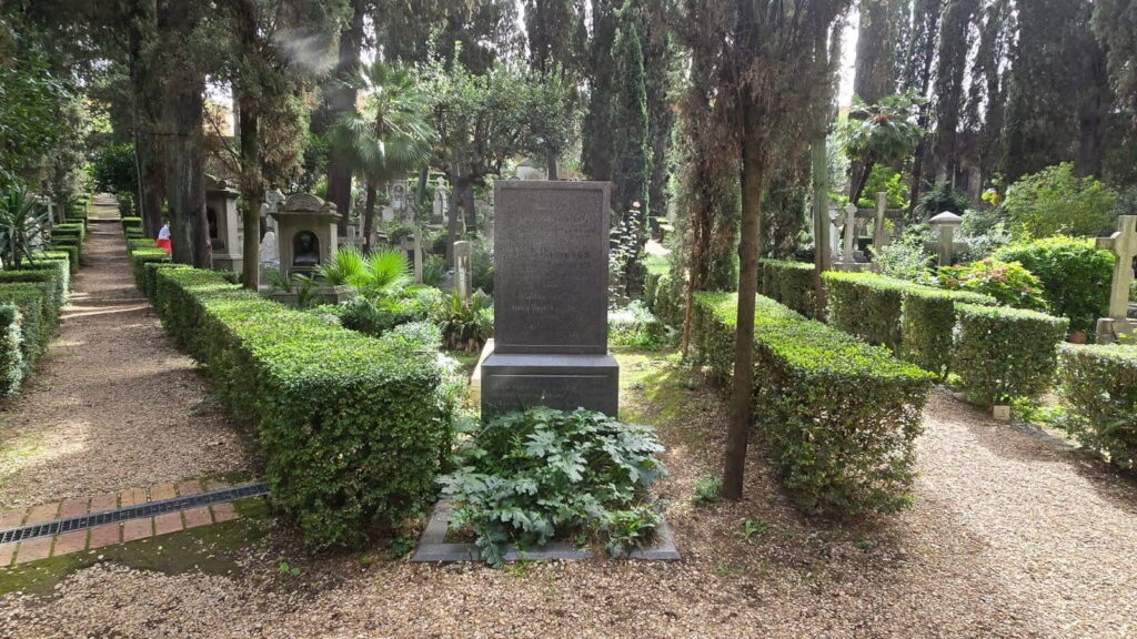 Veduta dei vialetti e delle tombe al cimitero acattolico a Roma