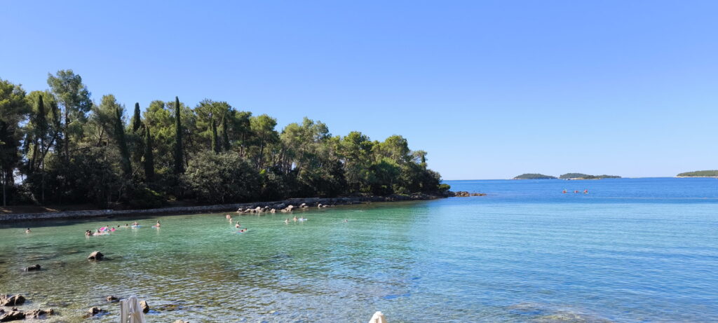 Mare cristallino a Cuvi Beach, a Rovigno.