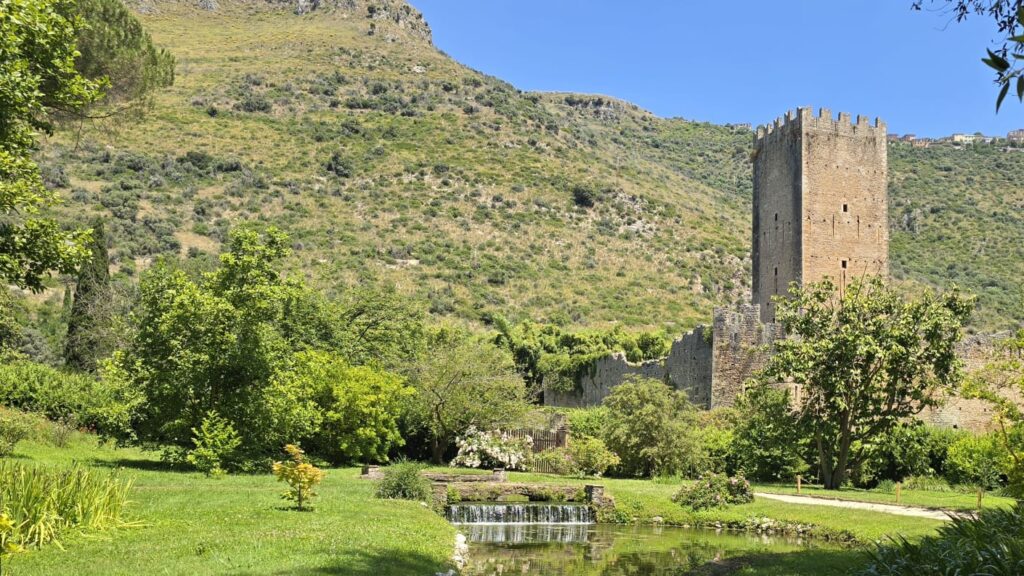 Giardino di Ninfa vicino Roma: torrente, giardini e torre medievale
