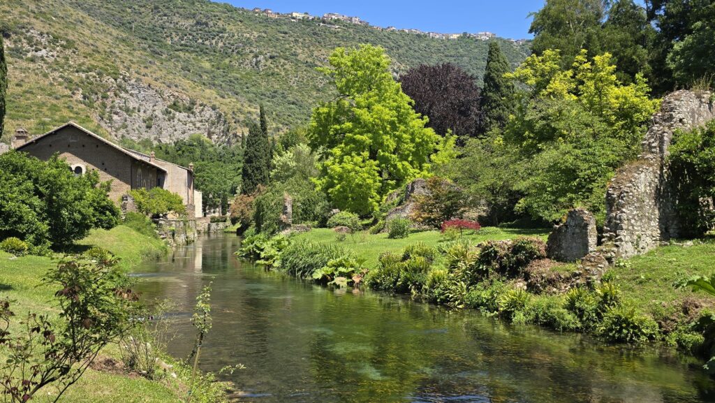 Fiume nel Giardino di Ninfa, nel Lazio.