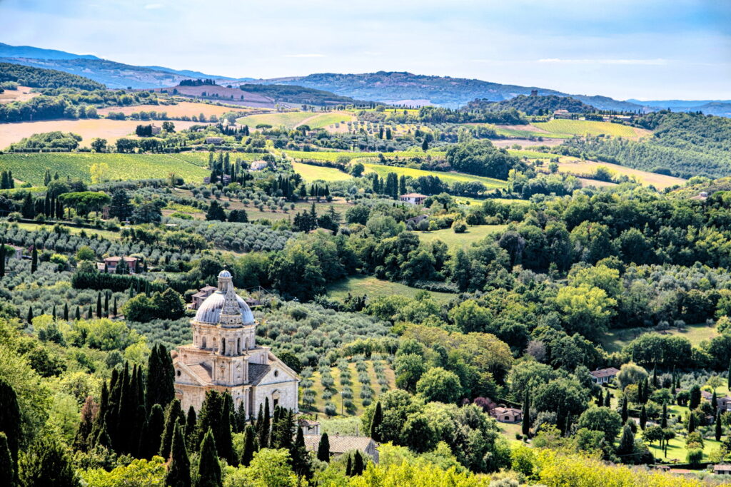 Veduta del  tempio di San Biagio e delle colline a Montepulciano in Toscana