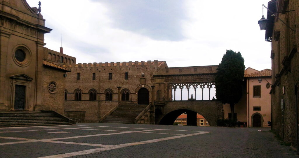 Veduta di Piazza dei Papi, nel centro storico di Viterbo.