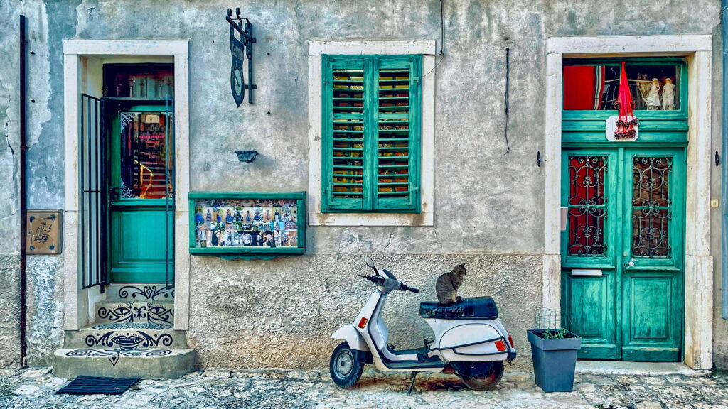 Vicolo del centro storico di Rovigno con porte e finestre colorate.