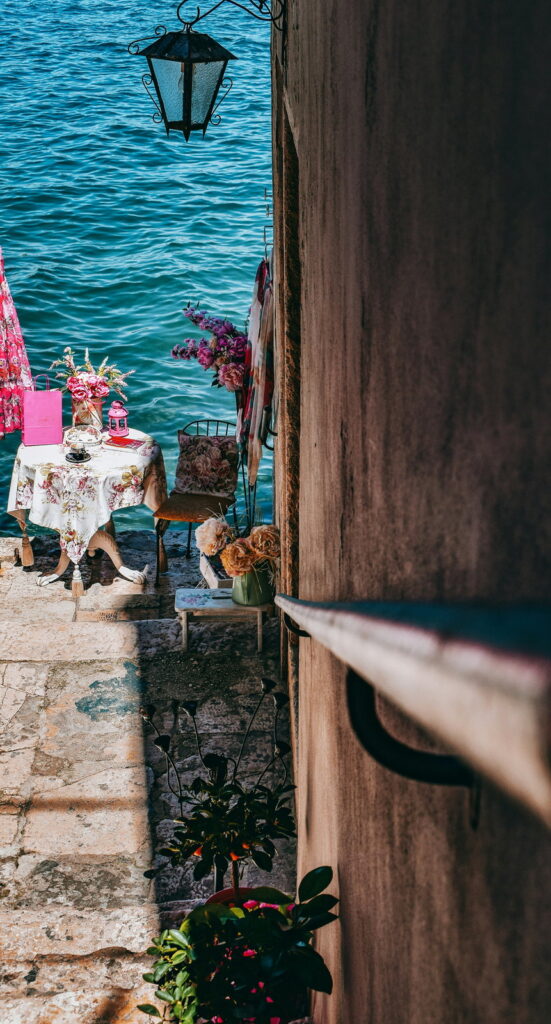 Veduta di un vicolo affacciato sul mare a Rovigno, in Croazia.