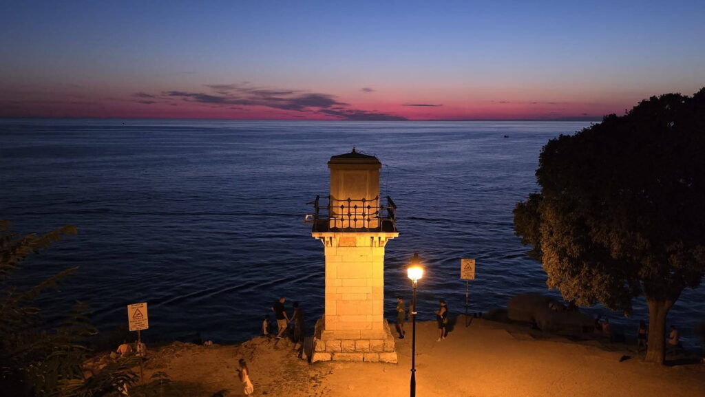 Veduta del faro di Rovigno al tramonto.