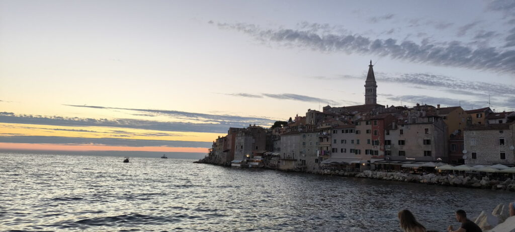 Veduta di rovigno al tramonto.