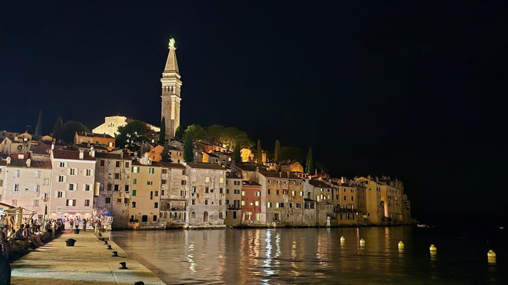 Centro storico di Rovigno, in Croazia, di notte.
