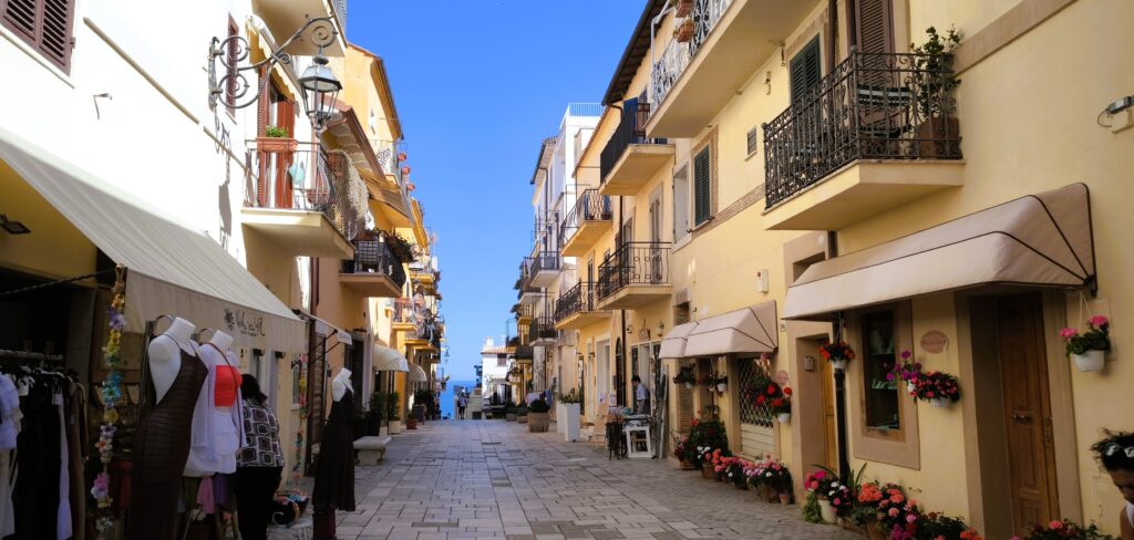 Corso centrale di San Felice Circeo, nel Lazio.