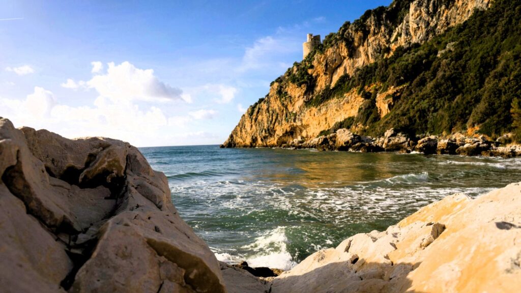Veduta panoramica di mare e scogli a San Felice Circeo, nel Lazio