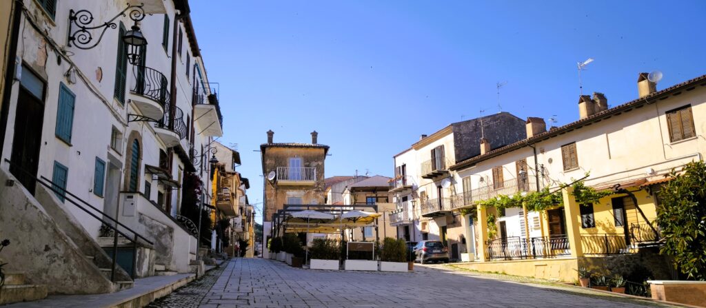 Strada interna con piazzetta a San Felice Circeo