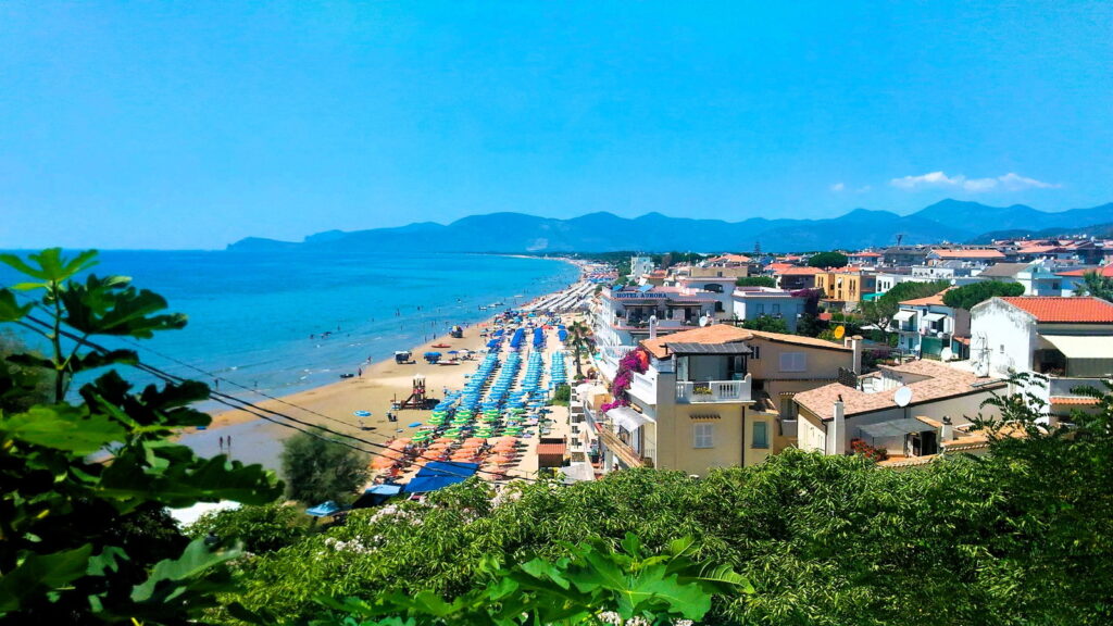 Veduta panoramica di Sperlonga con mare, spiaggia e case