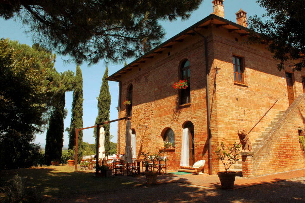 Tipico casolare toscano con tavoli fuori
