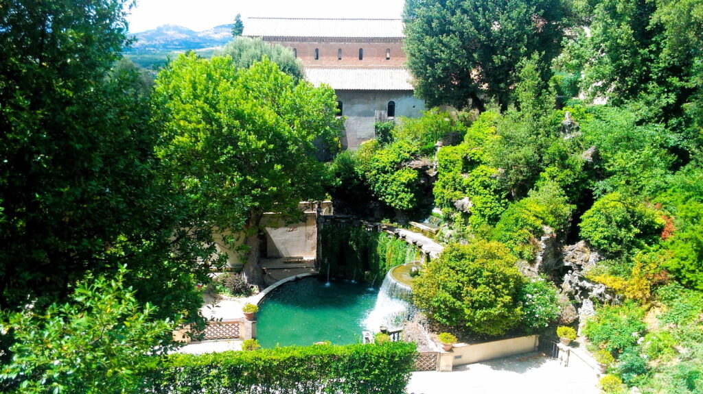Veduta dall'alto di una fontana a Villa d'Este a Tivoli.