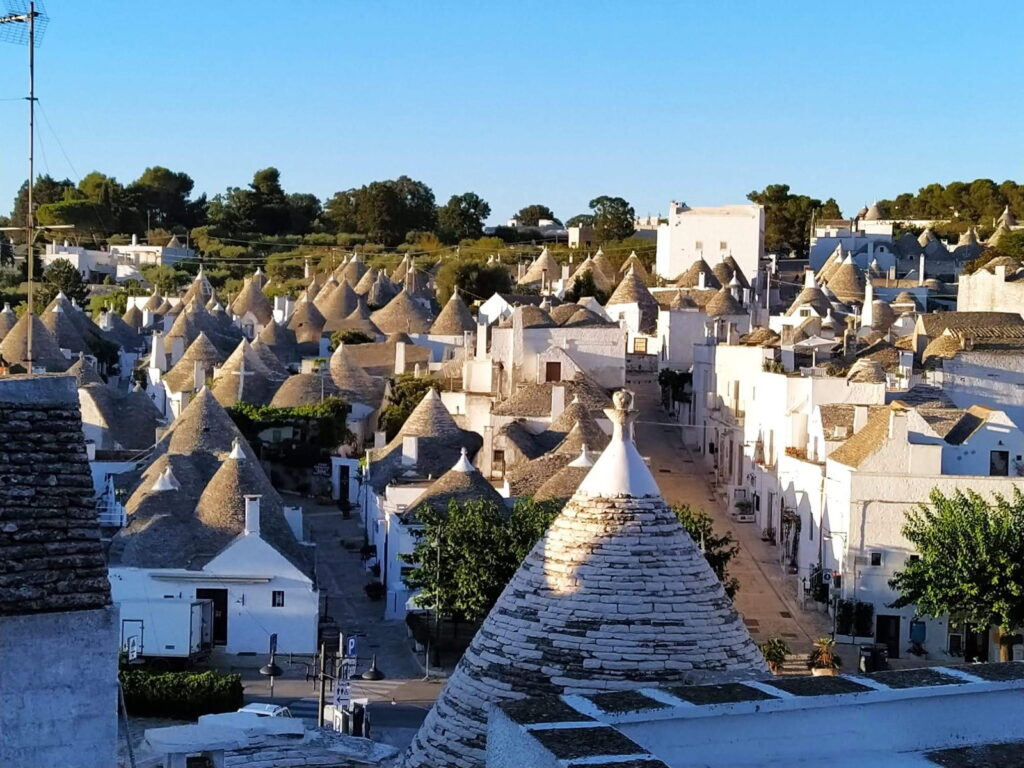 Veduta dei trulli di Alberobello in Puglia.