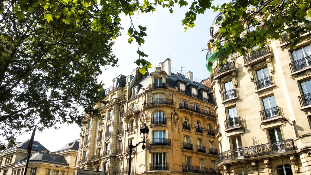 Edifici in stile Haussmann nel centro di Parigi