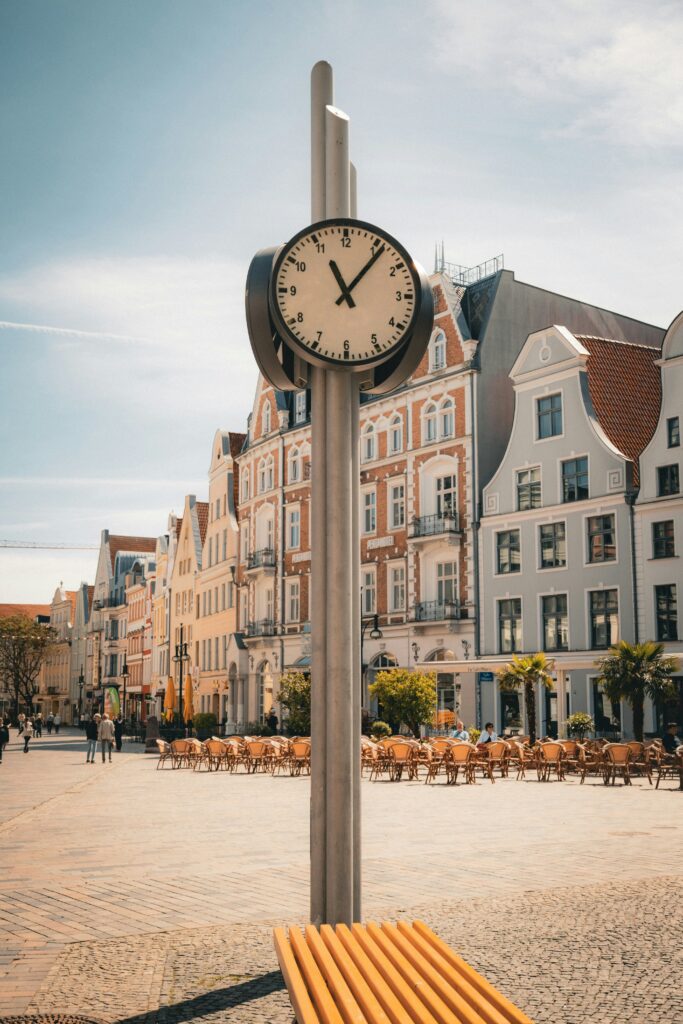 Orologio in una piazza che rappresenta il tempo a disposizione per organizzare un itinerario di viaggio