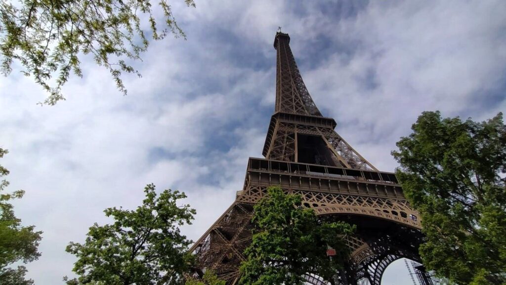 Parigi in 4 giorni_copertina con la Torre Eiffel.