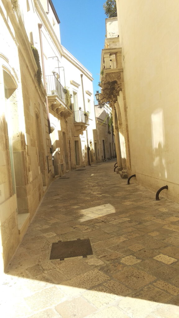 Vicolo di lecce con case bianche e balconi