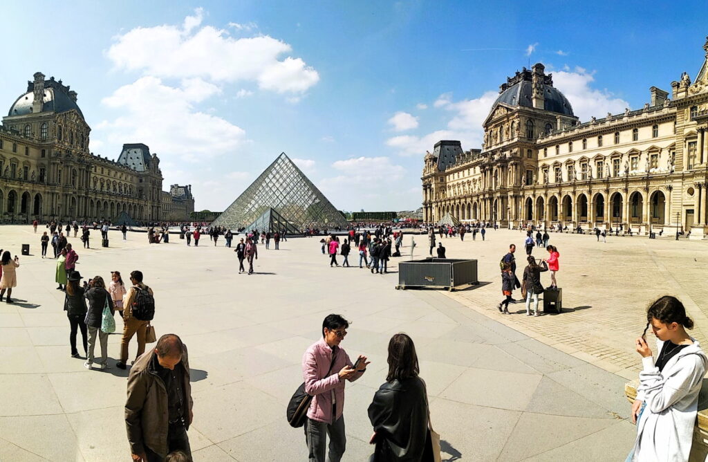 Piramide al Museo del Louvre a Parigi.