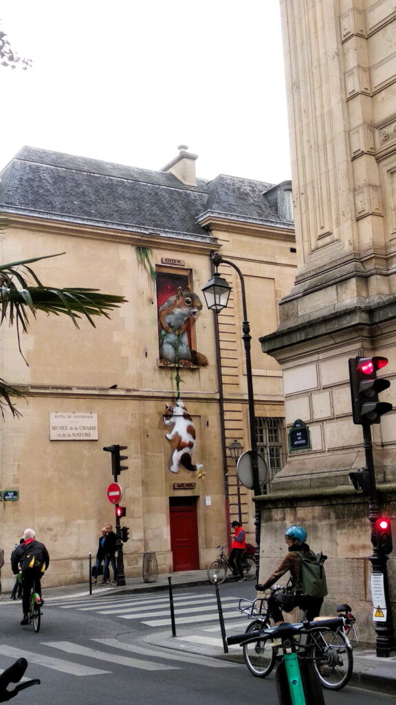 Murale del Musée de la Chasse et de la Nature nel quartiere Marais a Parigi.